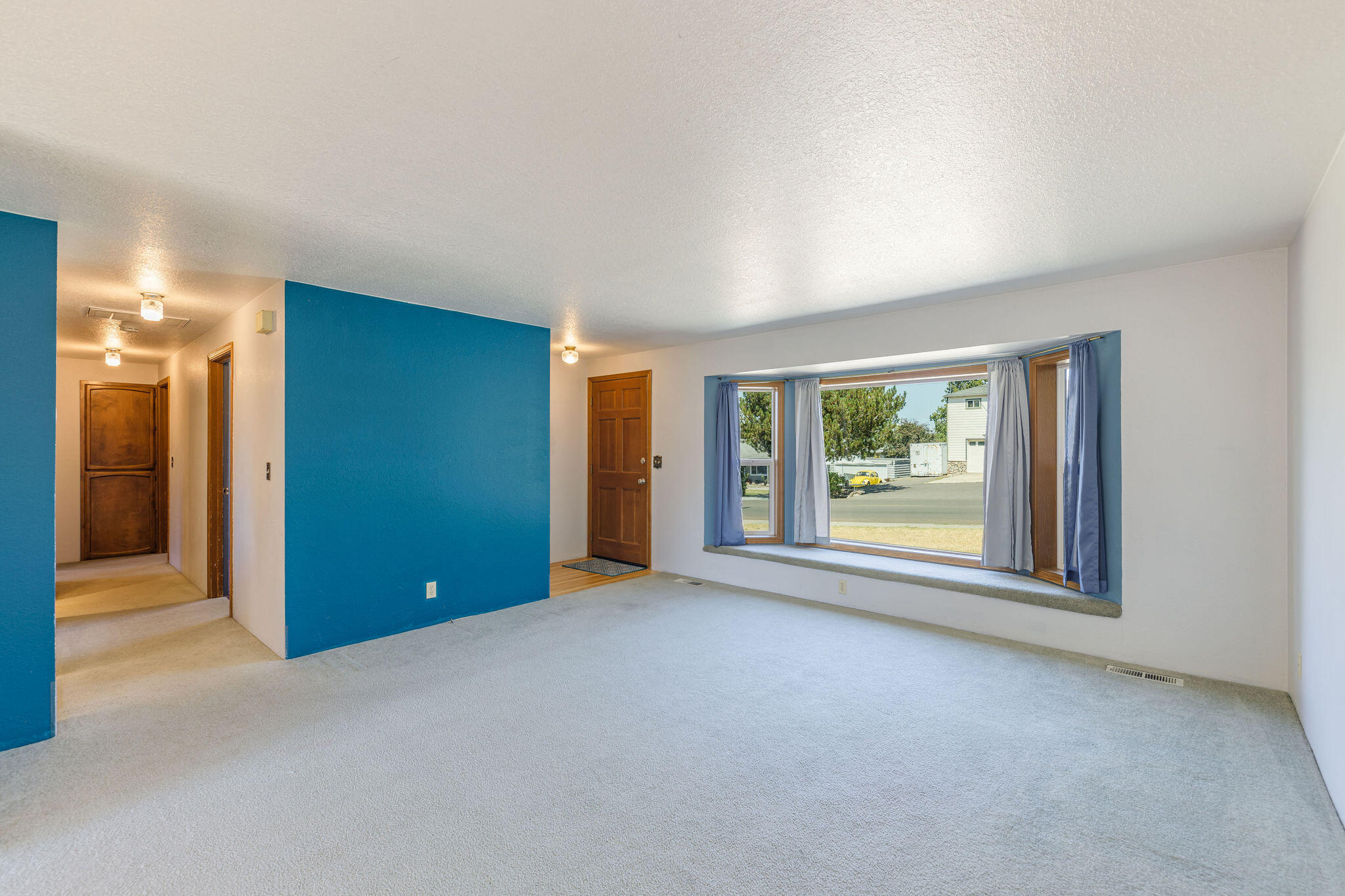 1532 Roberts Road Medford, OR 97504 - Photo 11 of 42 Living Room