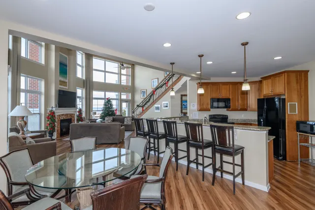 $230,000 | 3930 South Lake Drive, Unit 302, St. Francis, WI 53235