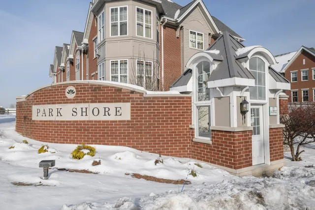 $230,000 | 3930 South Lake Drive, Unit 302, St. Francis, WI 53235