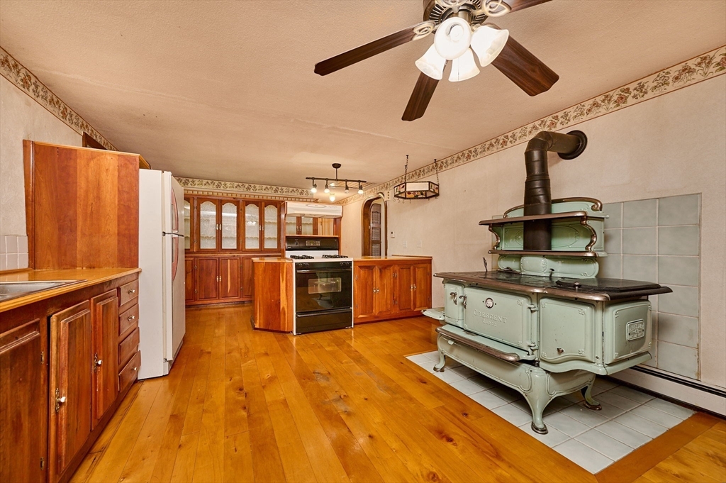363 Cooley Street Springfield, MA 01128 - Photo 6 of 37