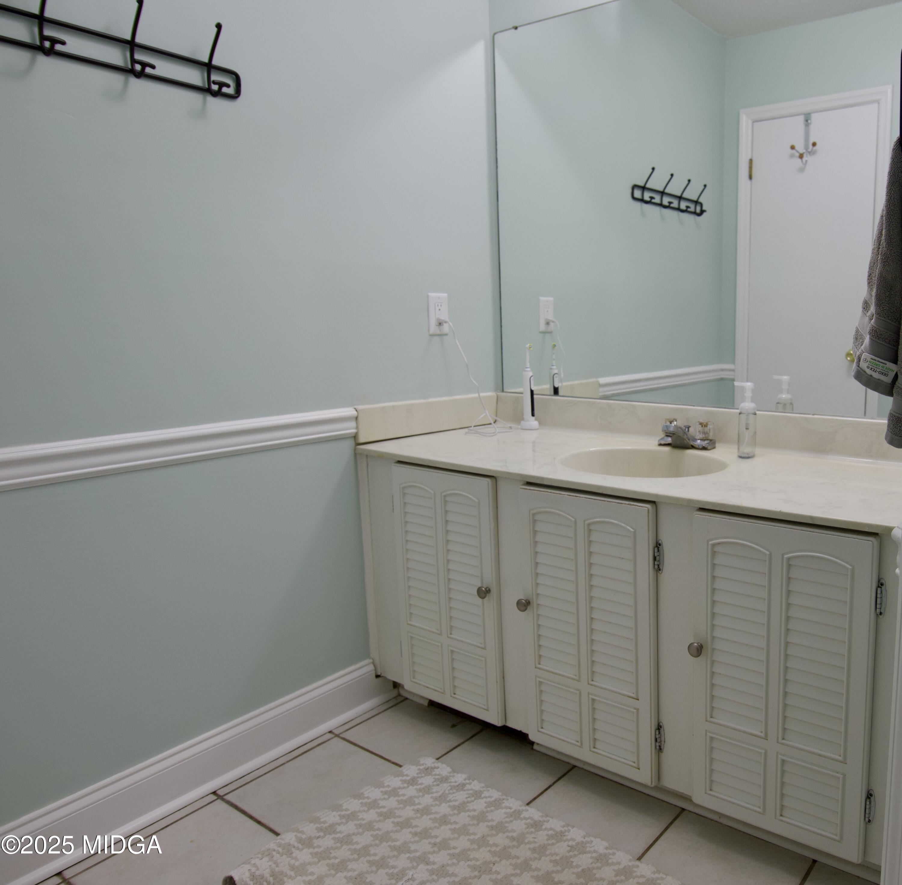 1205 Morningside Drive Perry, GA 31069 - Photo 15 of 31 a bathroom with a sink and a mirror