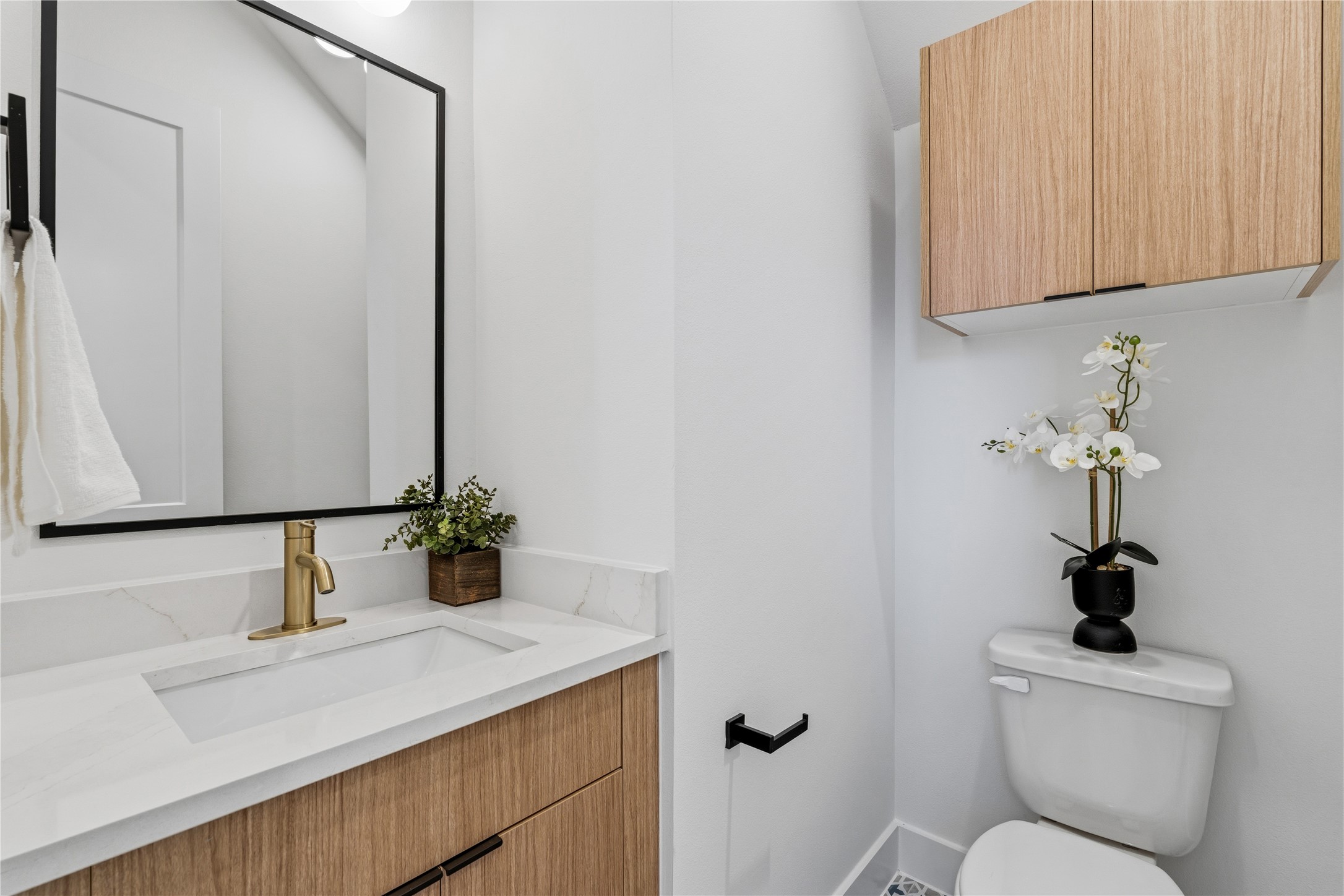 4610 Gunter Street Houston, TX 77020 - Photo 15 of 43 a bathroom with a sink toilet and mirror