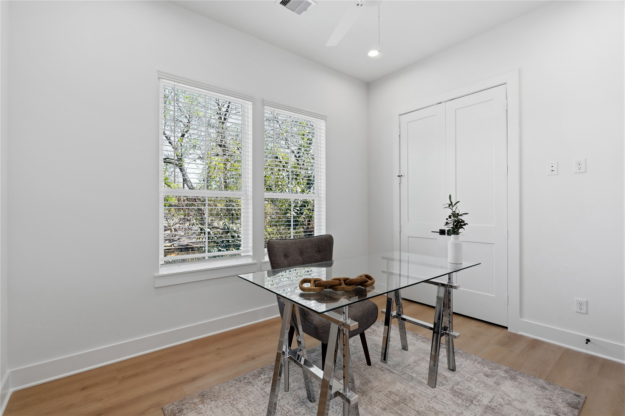 4610 Gunter Street Houston, TX 77020 - Photo 28 of 43 a workspace with furniture and a window