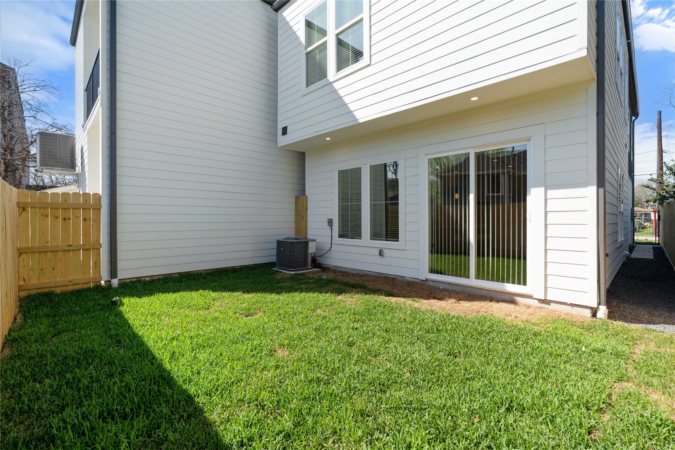 4610 Gunter Street Houston, TX 77020 - Photo 39 of 43 a view of a backyard with a garden