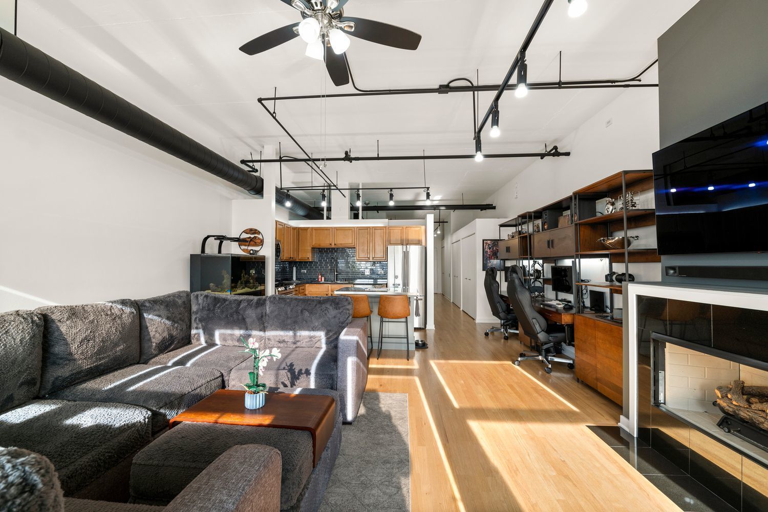 500 South Clinton Street, Unit 624 Chicago, IL 60607 - Photo 11 of 37 a view of a room with gym equipment