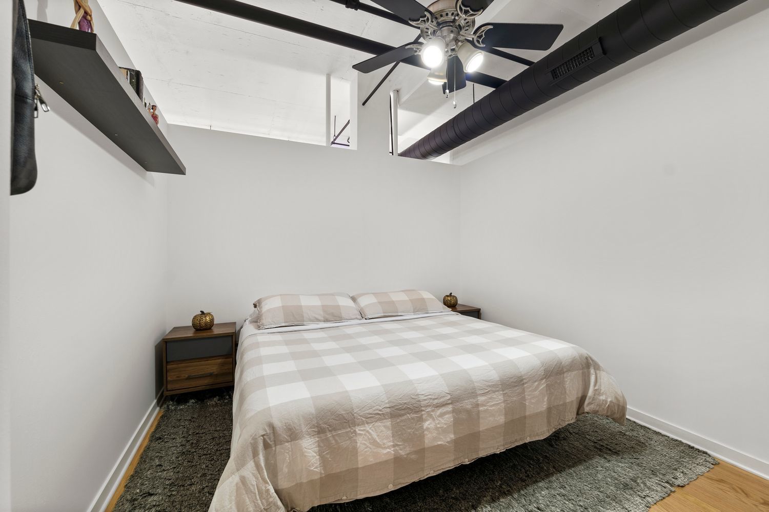 500 South Clinton Street, Unit 624 Chicago, IL 60607 - Photo 20 of 37 a bedroom with a bed and a ceiling fan