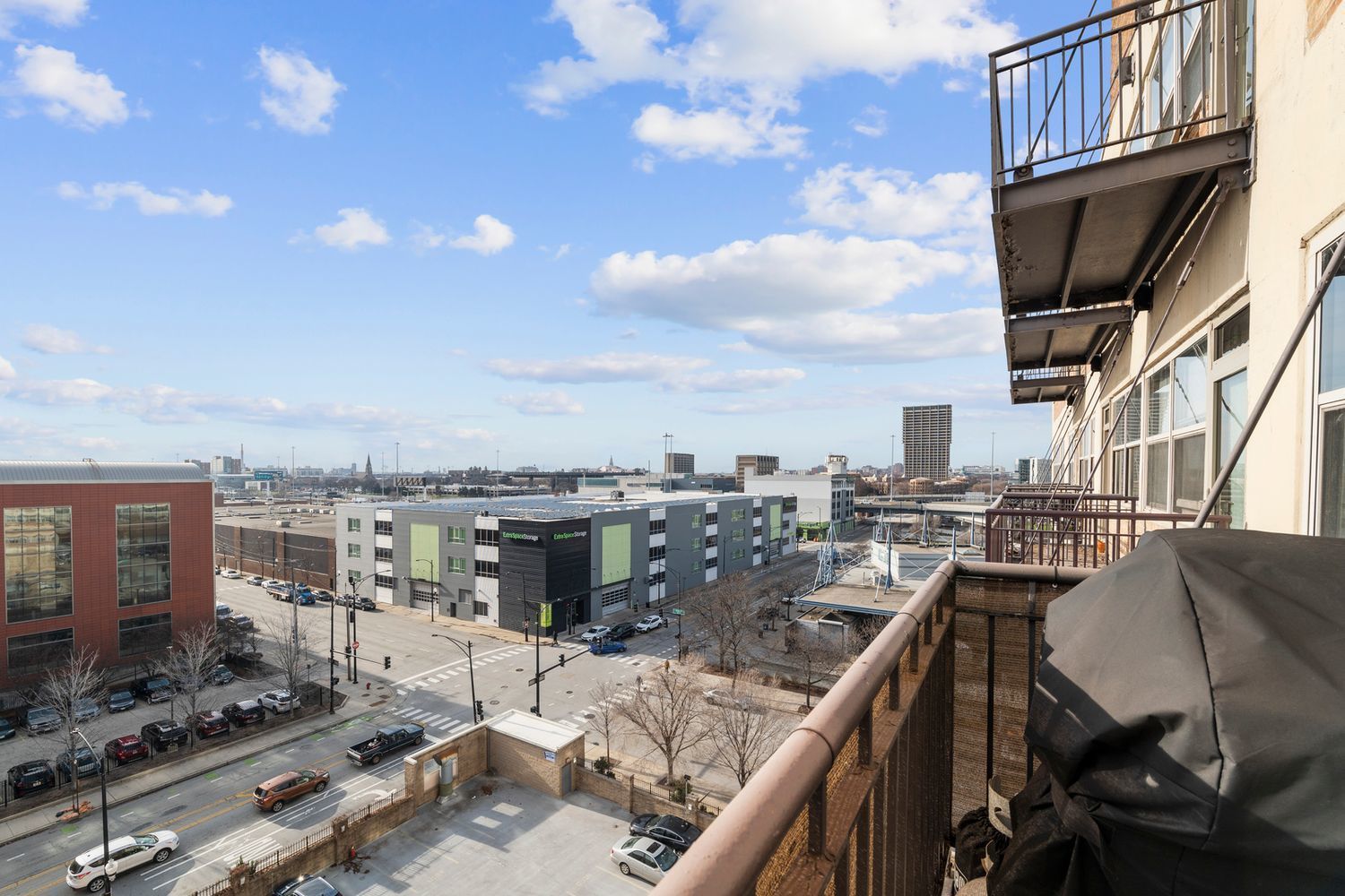 500 South Clinton Street, Unit 624 Chicago, IL 60607 - Photo 26 of 37 a view of a balcony with furniture