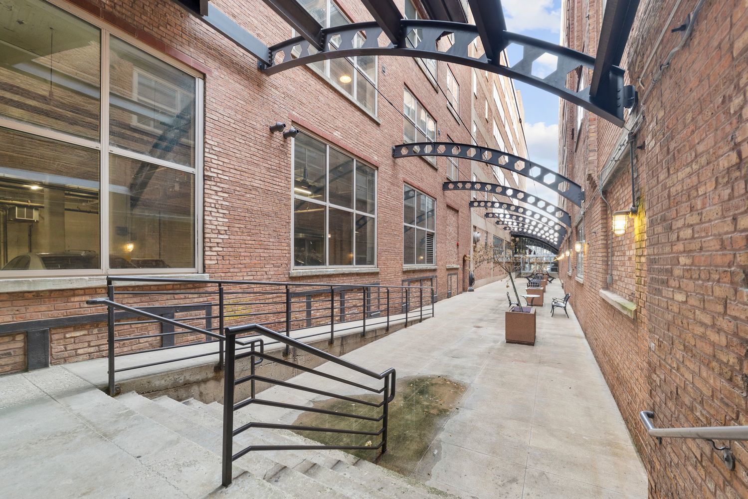 500 South Clinton Street, Unit 624 Chicago, IL 60607 - Photo 33 of 37 a view of a building with a outdoor space