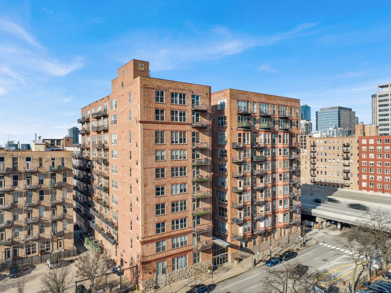 500 South Clinton Street, Unit 624 Chicago, IL 60607 - Photo 35 of 37 a view of a building with a city