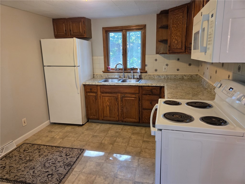 31 Lakeside Drive Hopkinton, RI 02832 - Photo 8 of 32