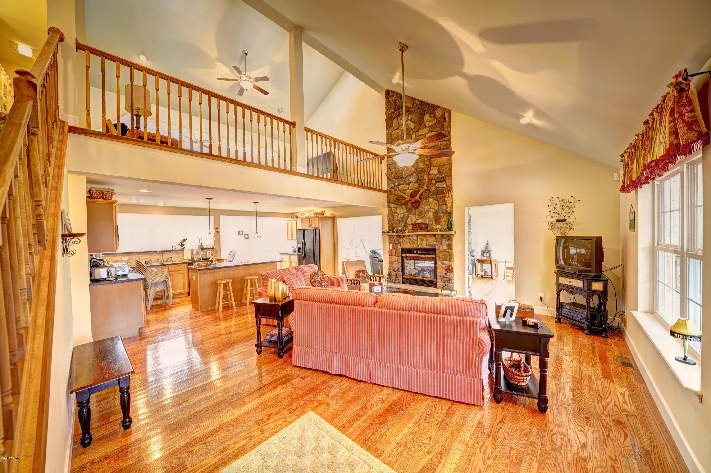 253 Lakeview Road Lackawaxen, PA 18435 - Photo 13 of 43 Livingroom