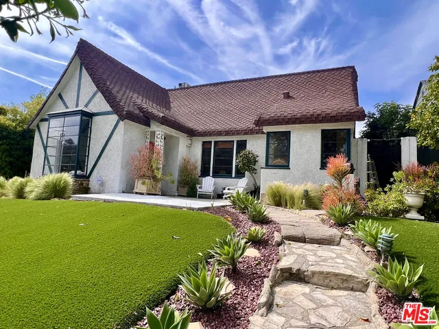 a view of an house with backyard space and garden