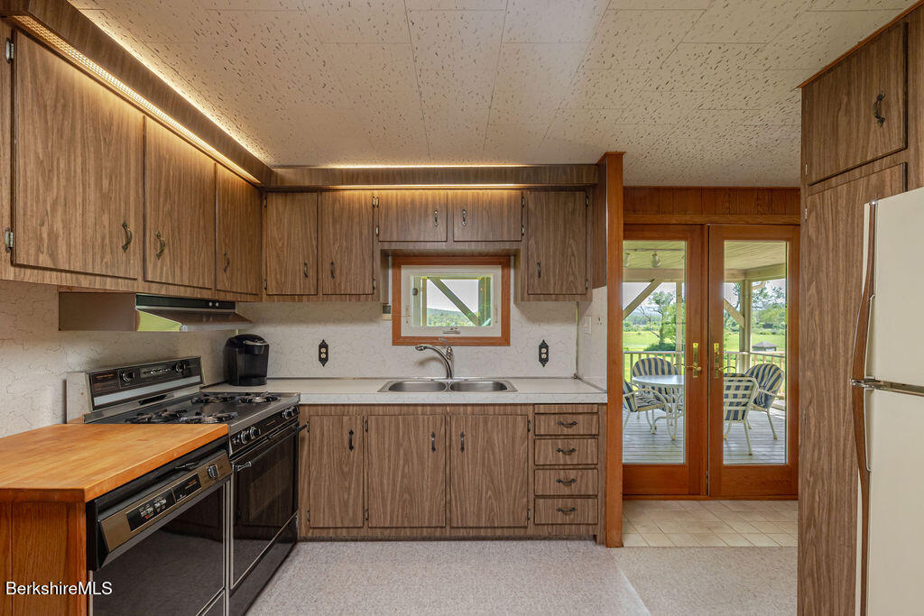 2 Woodruff Road West Stockbridge, MA 01266 - Photo 11 of 24 Kitchen