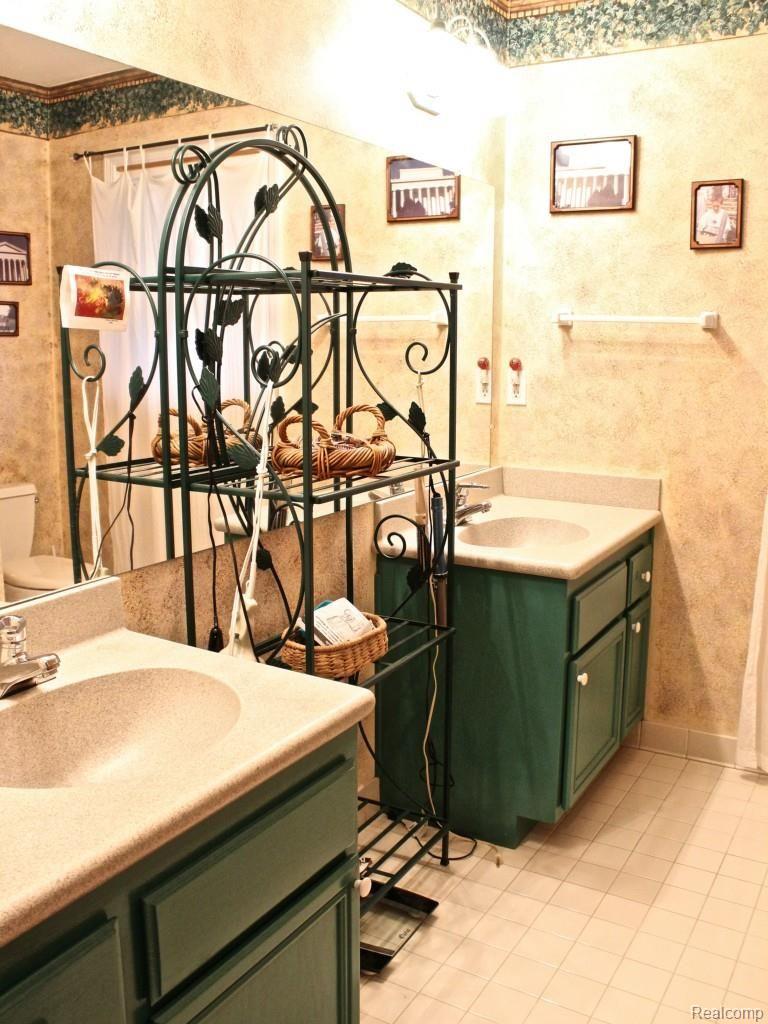 245 Pepper Tree Lane Rochester, MI 48309 - Photo 65 of 72 2nd Full Bath