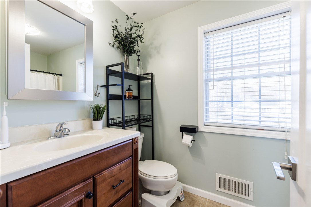 1041 Klem Road Webster, NY 14580 - Photo 31 of 42 SECOND FLOOR MAIN FULL BATH