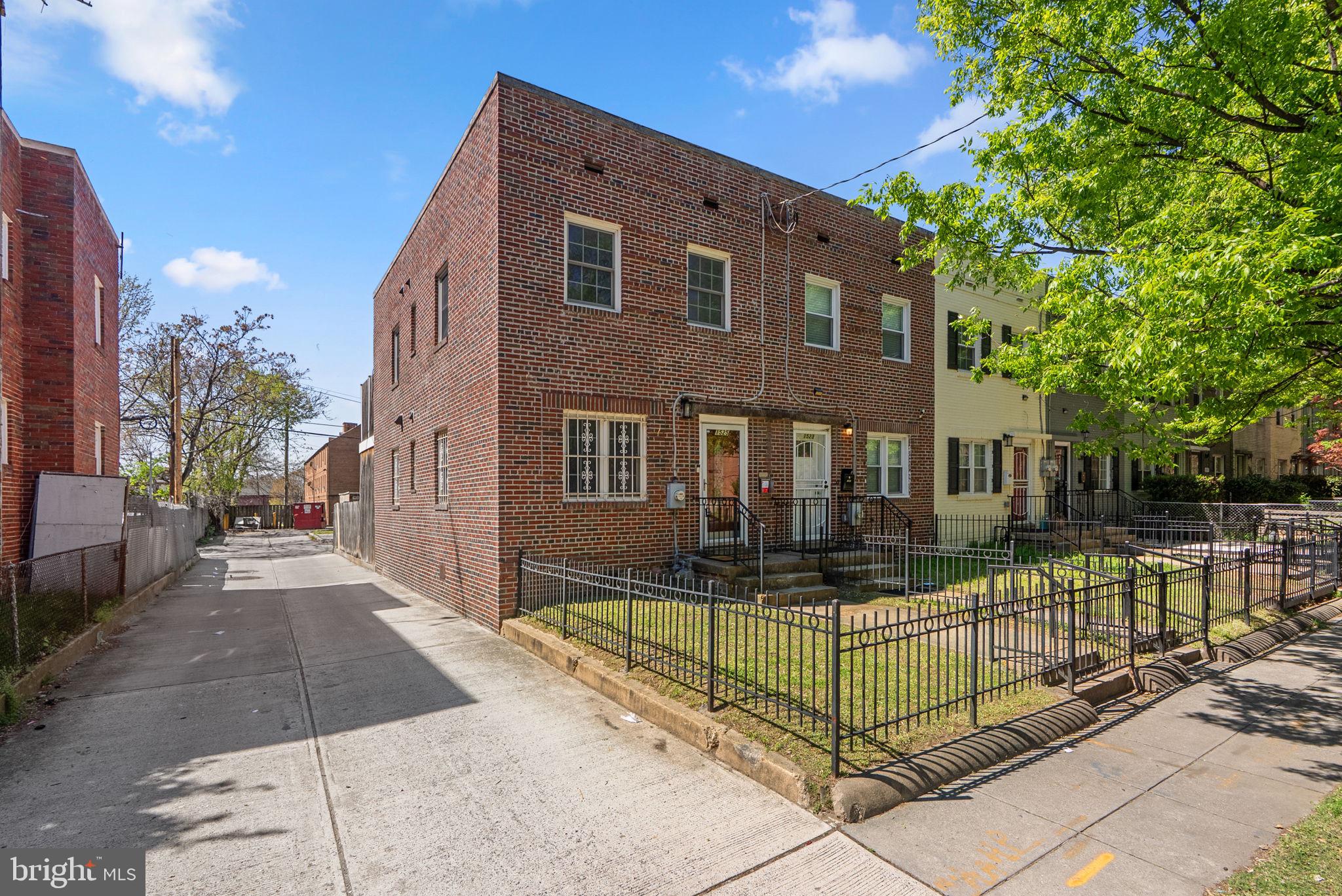1525 First Street Southwest Washington, DC 20024 - Photo 3 of 43 End Unit, All Brick, Parking In The Back