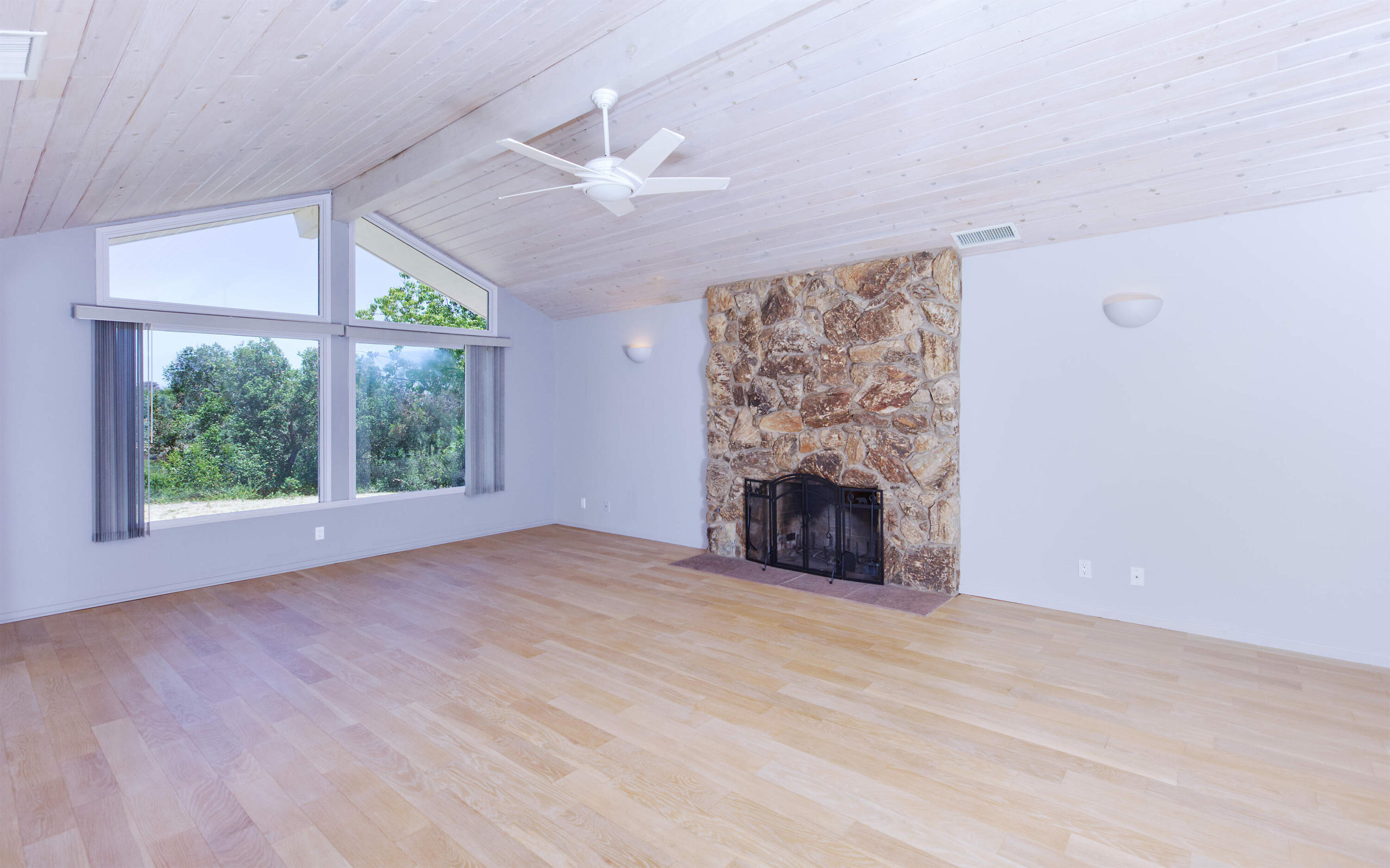 940 Camino Del Rio Santa Barbara, CA 93110 - Photo 5 of 28 Living Room