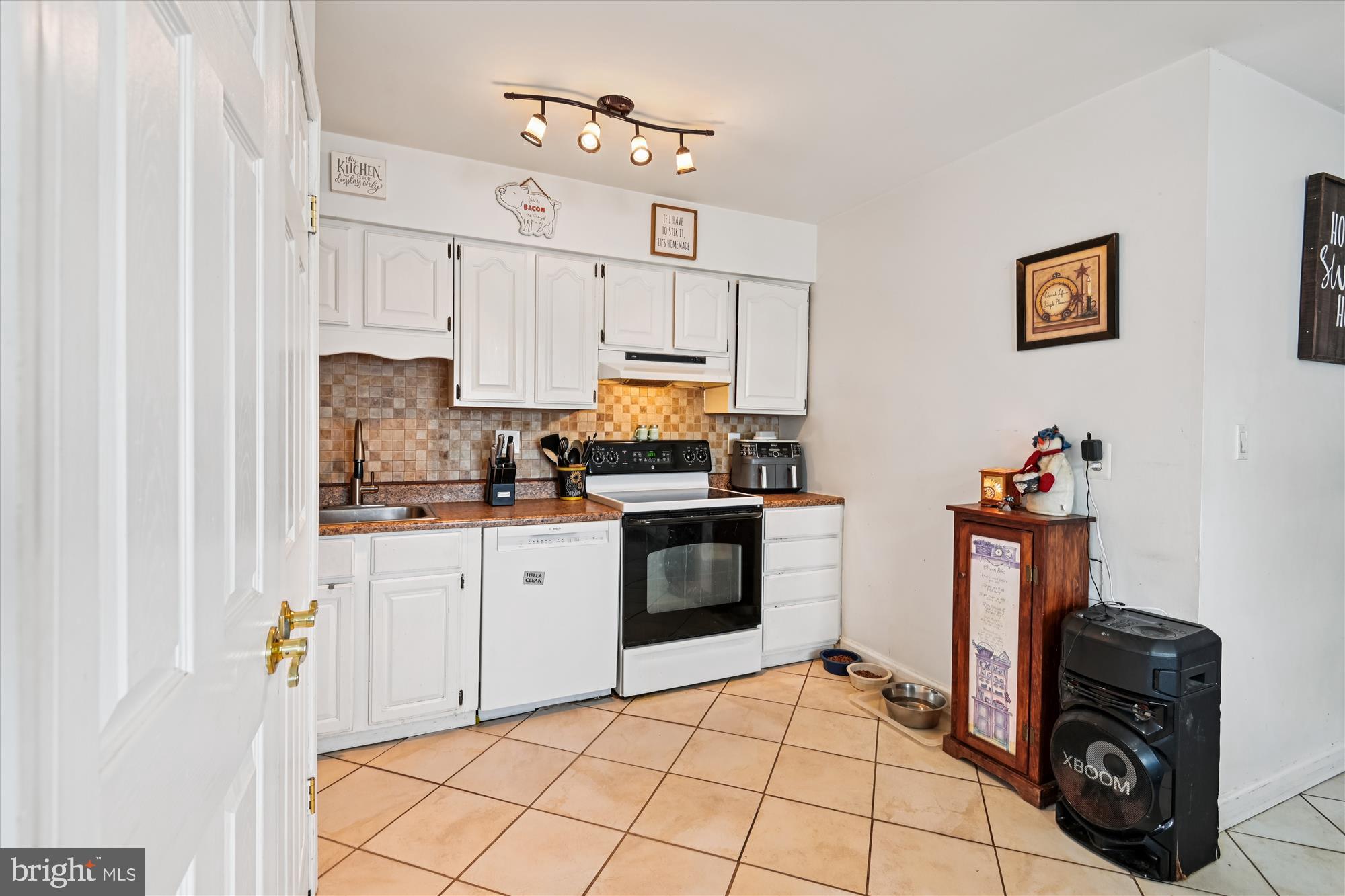 1091 Notley Court Pasadena, MD 21122 - Photo 14 of 36 a kitchen with a refrigerator and cabinets