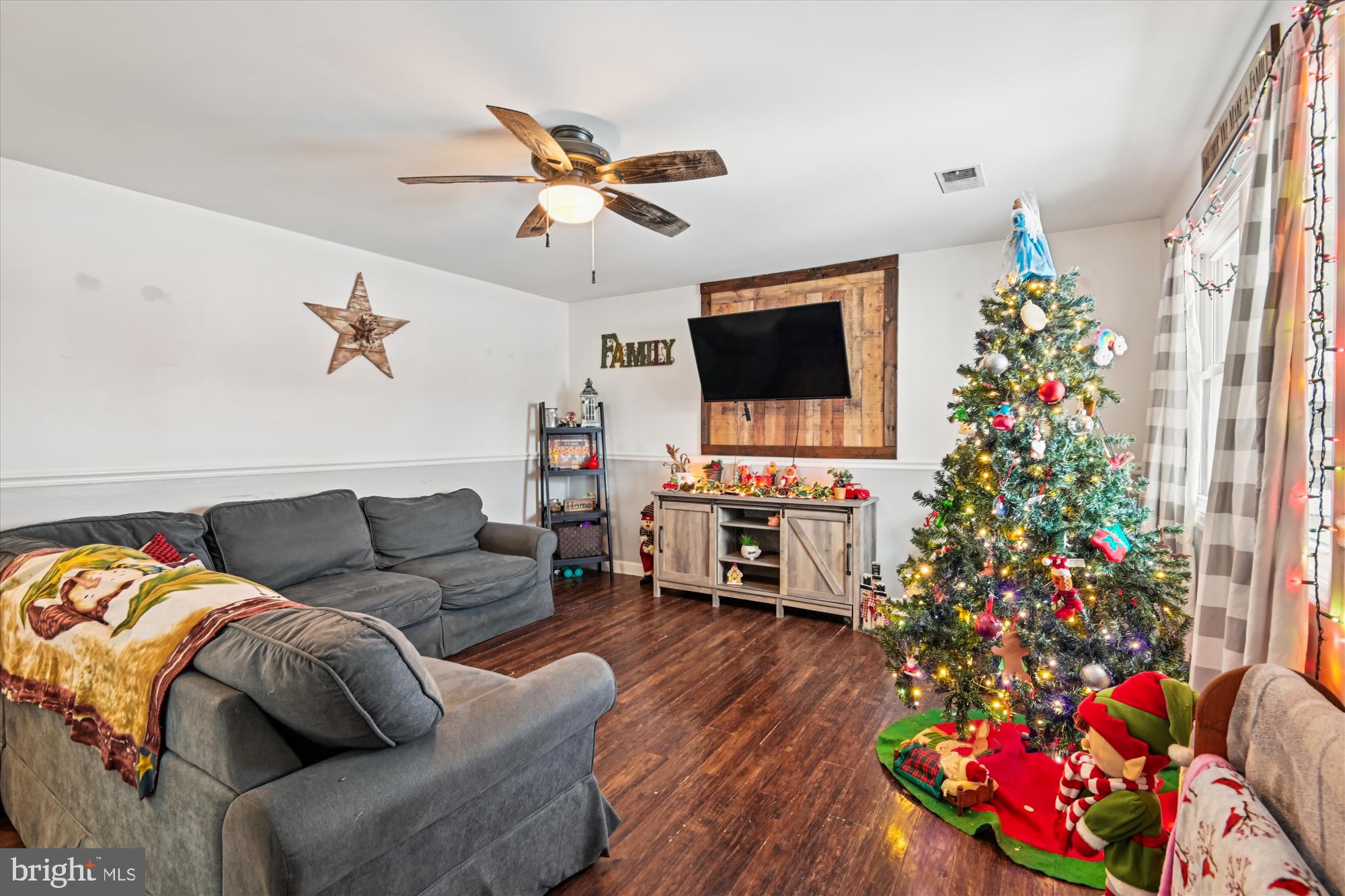 1091 Notley Court Pasadena, MD 21122 - Photo 2 of 36 a living room with furniture and a flat screen tv