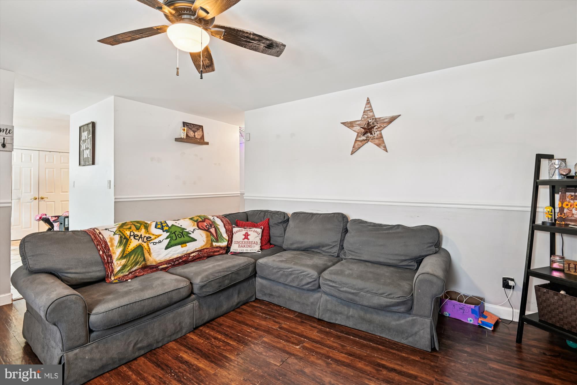 1091 Notley Court Pasadena, MD 21122 - Photo 6 of 36 a living room with furniture and a couch