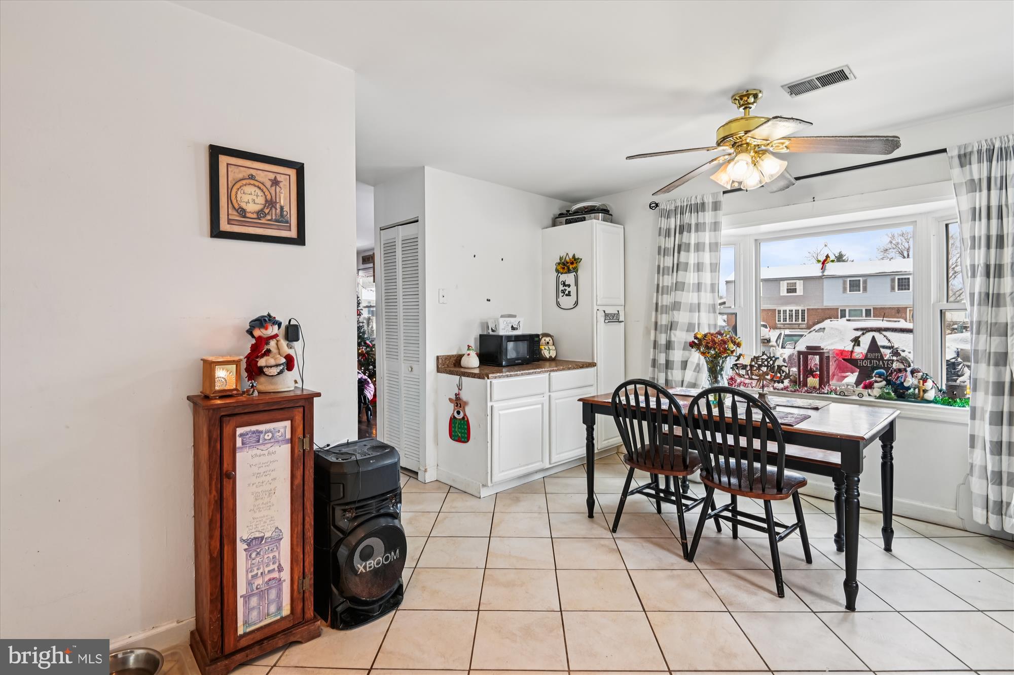 1091 Notley Court Pasadena, MD 21122 - Photo 7 of 36 a view of a dining room with furniture and a chandelier