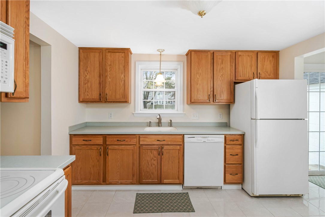 38 Westbrook Road Warwick, RI 02886 - Photo 5 of 26 Gallery Image 5