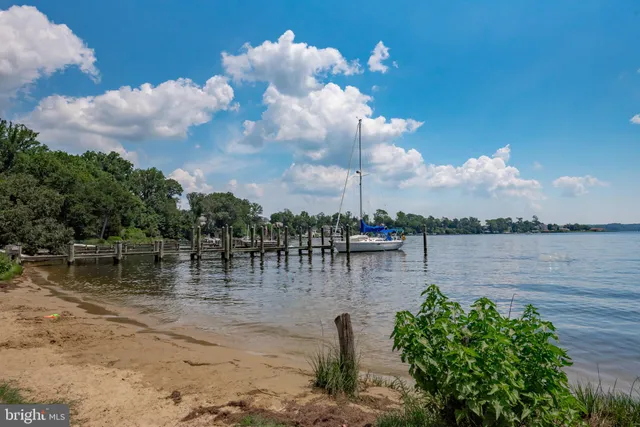 a view of a house with backyard porch and garden