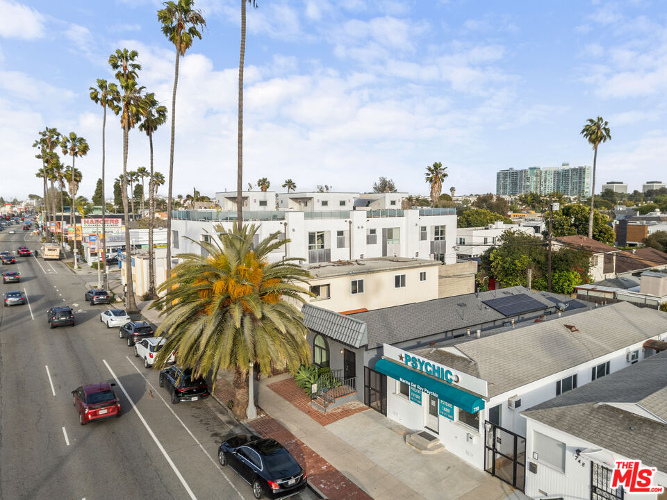 754 Washington Boulevard Marina del Rey, CA 90292 - Photo 13 of 16 a view of a terrace with seating space