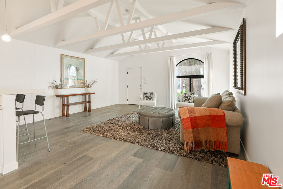 754 Washington Boulevard Marina del Rey, CA 90292 - Photo 5 of 16 a living room with furniture