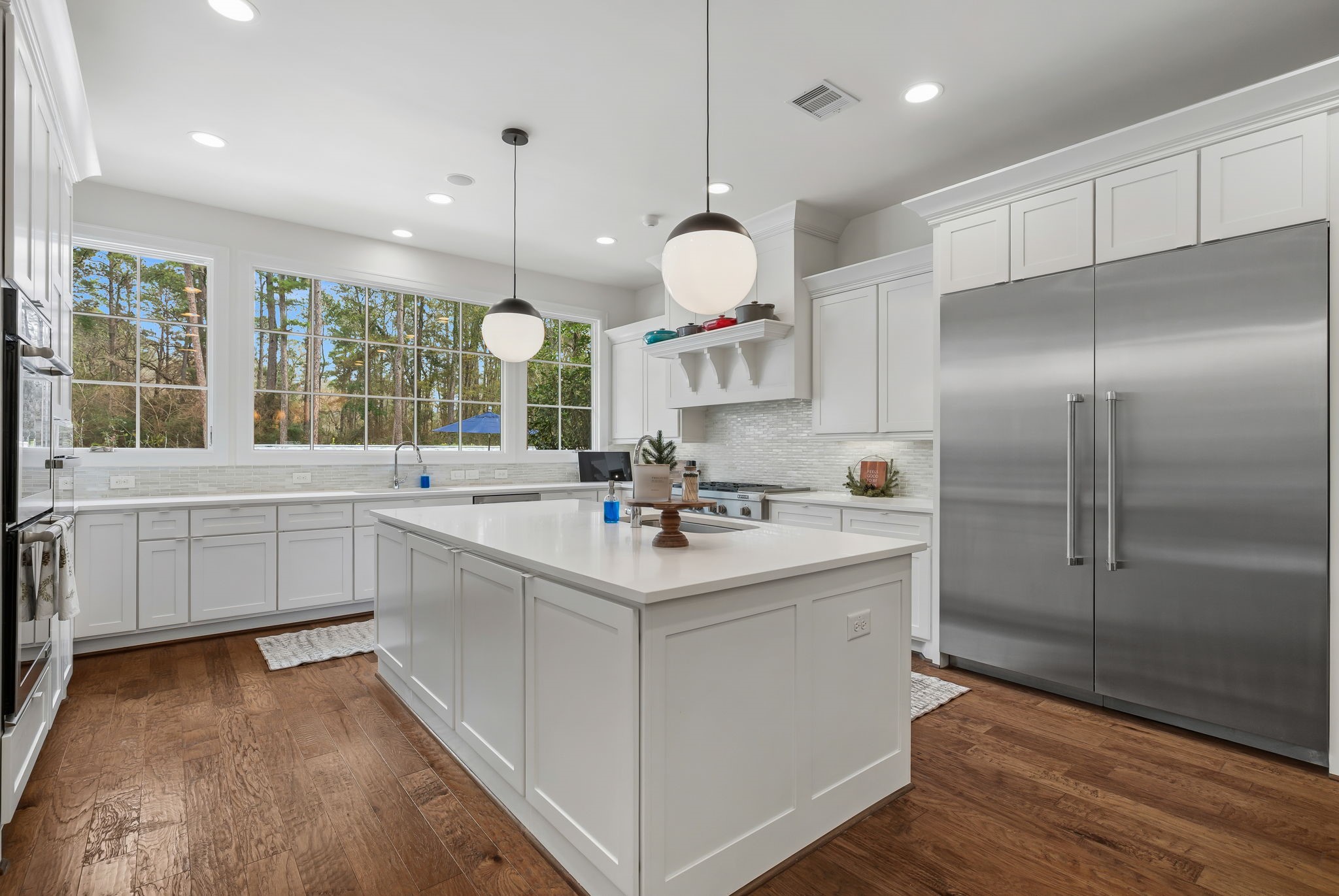 10 Riata Drive Magnolia, TX 77354 - Photo 20 of 48 The kitchen's highlights include Thermador refrigerator + freezer, Jenn-Air appliance suite: 6-burner range top with griddle, double oven, dual dishwashers and new GE Profile 30" speed cook oven with 240v Advantium technology.