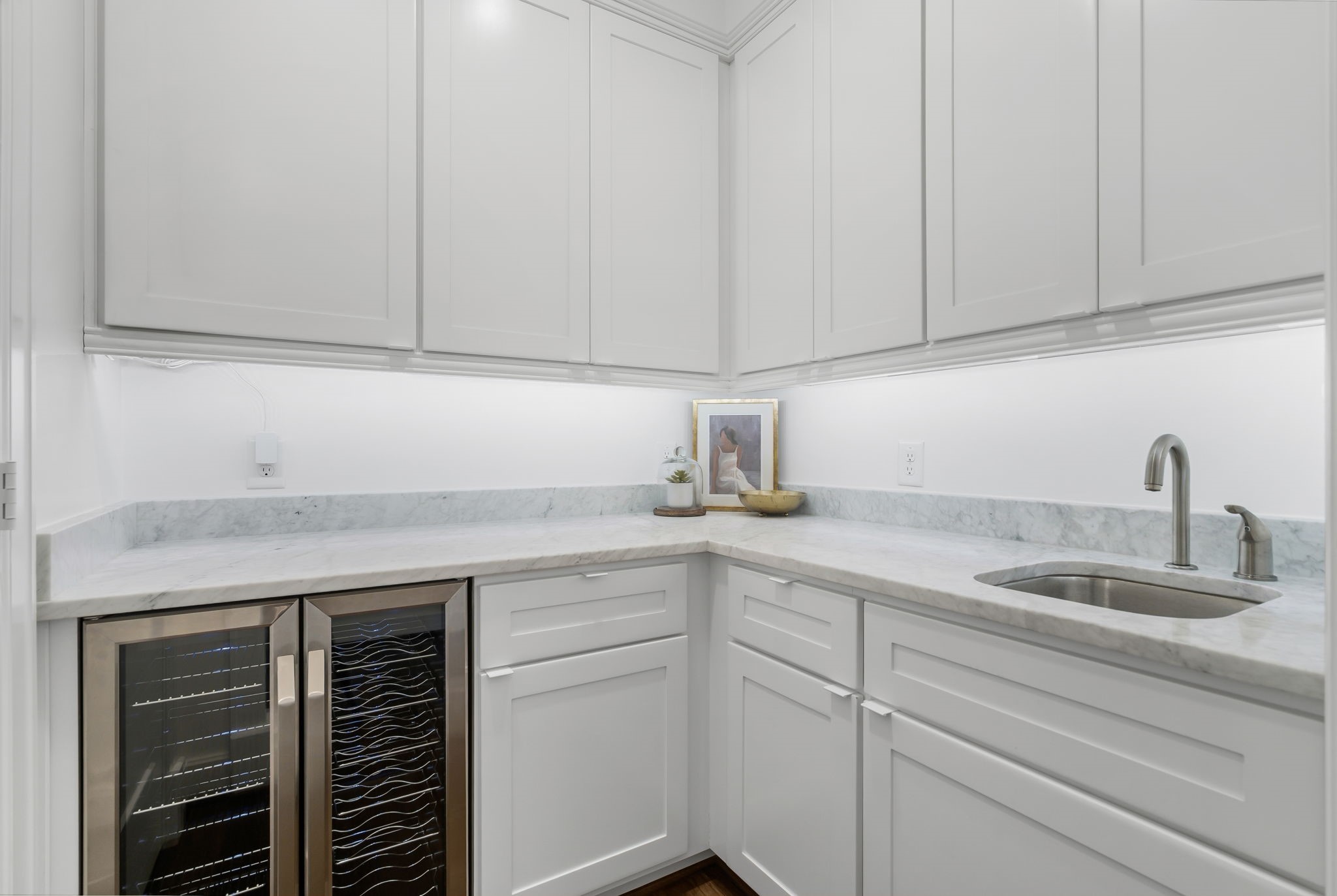 10 Riata Drive Magnolia, TX 77354 - Photo 31 of 48 Wetbar with beverage refrigerator, Carrera marble counters and ample cabinetry make upstairs entertaining a breeze.