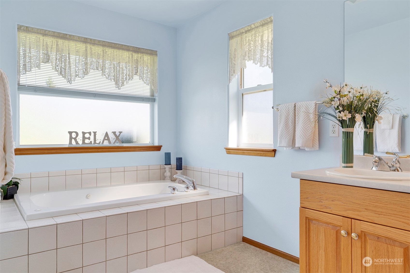 343 West Pole Road Lynden, WA 98264 - Photo 20 of 40 a bathroom with a bathtub sink and mirror