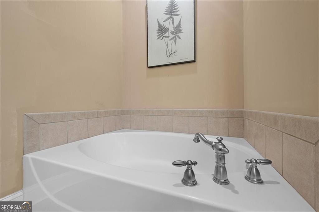 7272 Shellman Bluff Road Northeast, Unit 21 Townsend, GA 31331 - Photo 17 of 33 a bathroom with a bathtub