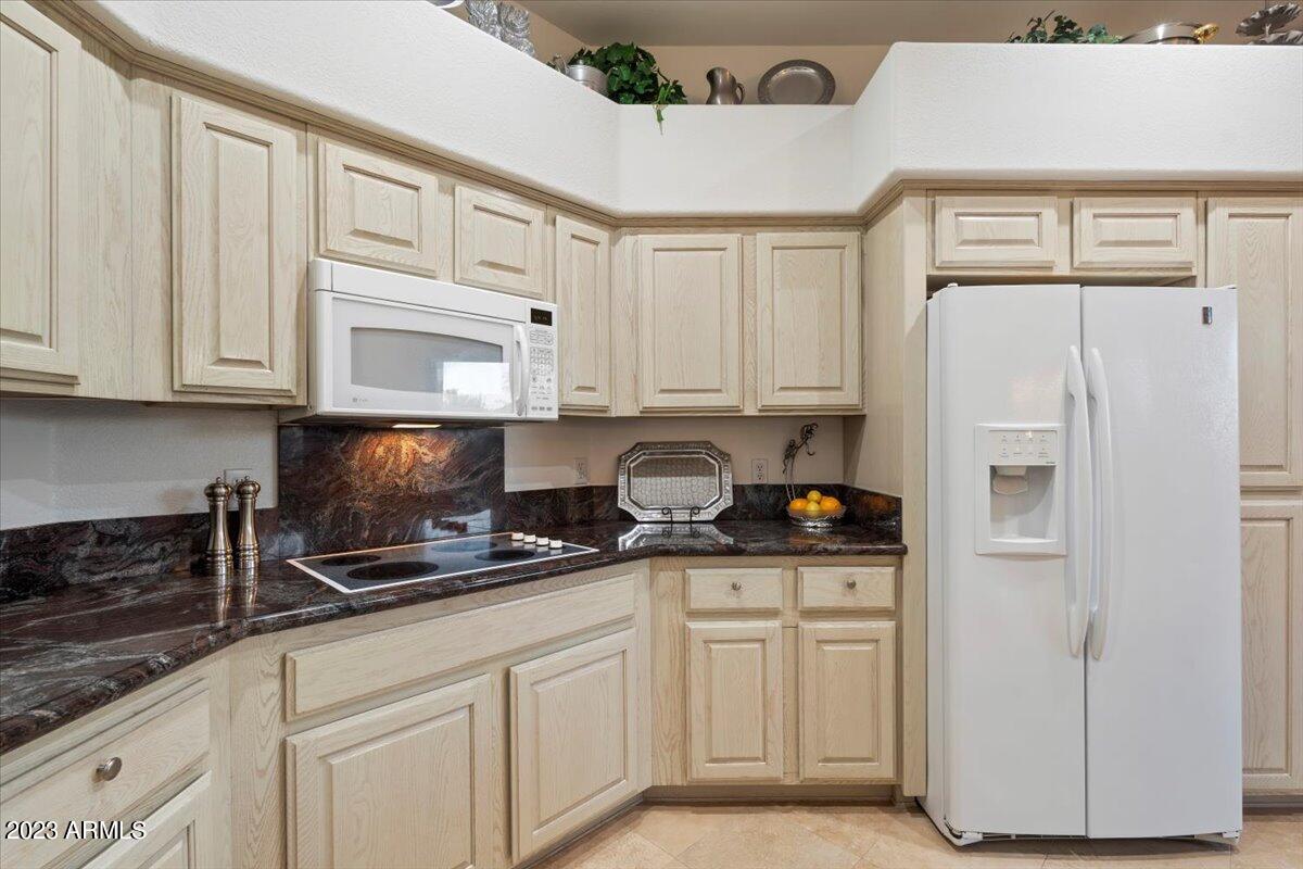 8100 East Camelback Road, Unit 101 Scottsdale, AZ 85251 - Photo 19 of 43 19-Kitchen