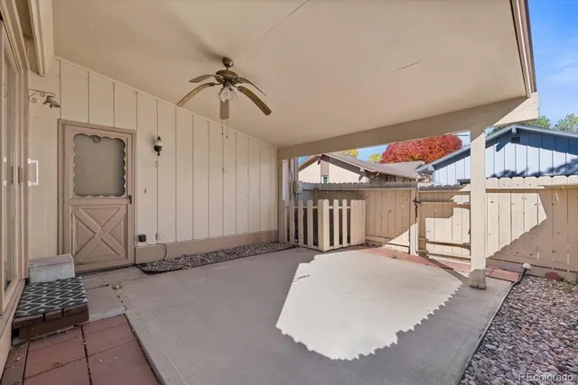 a view of a house with backyard and garden
