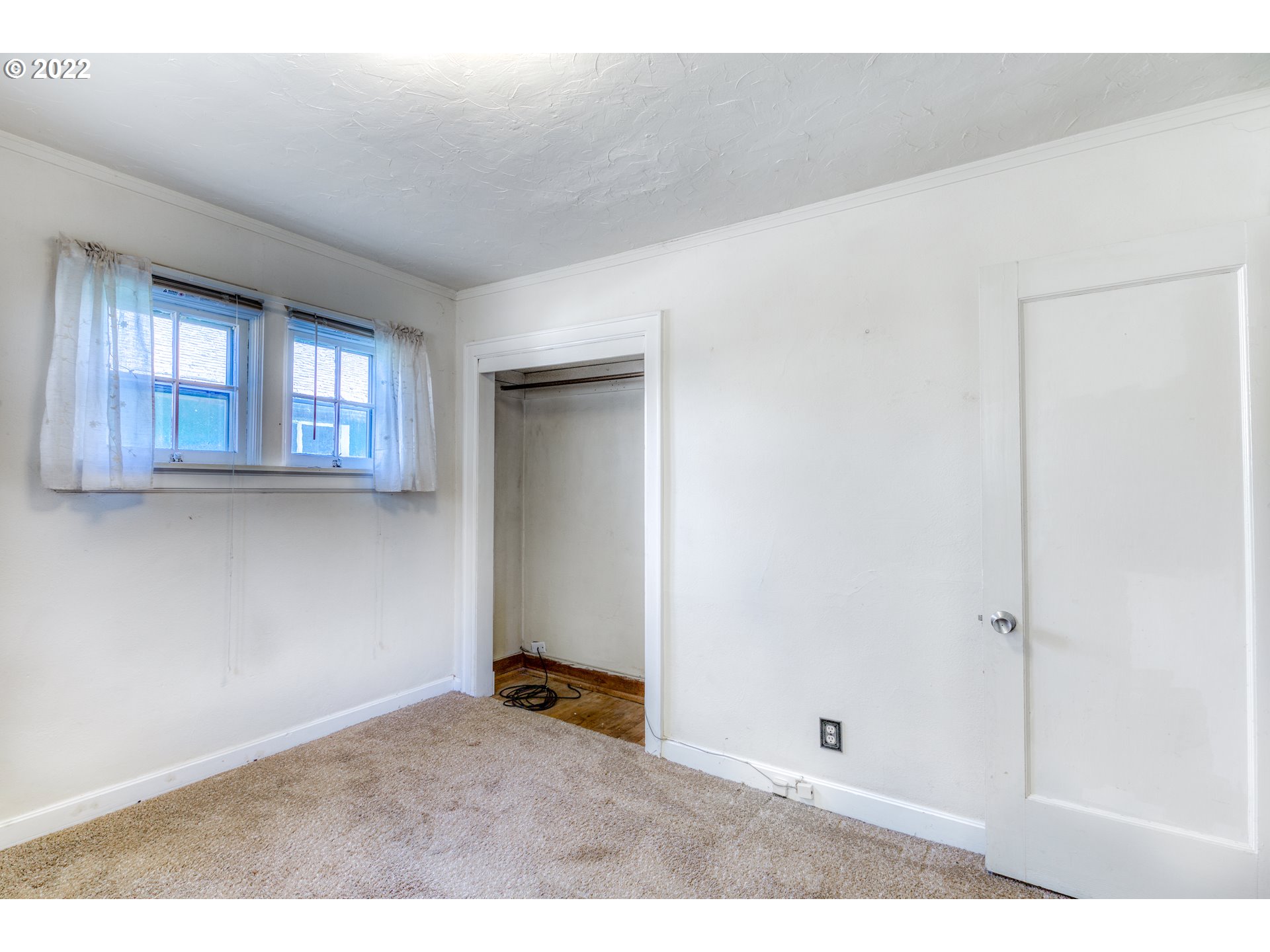 924 Chambers Street Eugene, OR 97402 - Photo 19 of 27 an empty room with windows