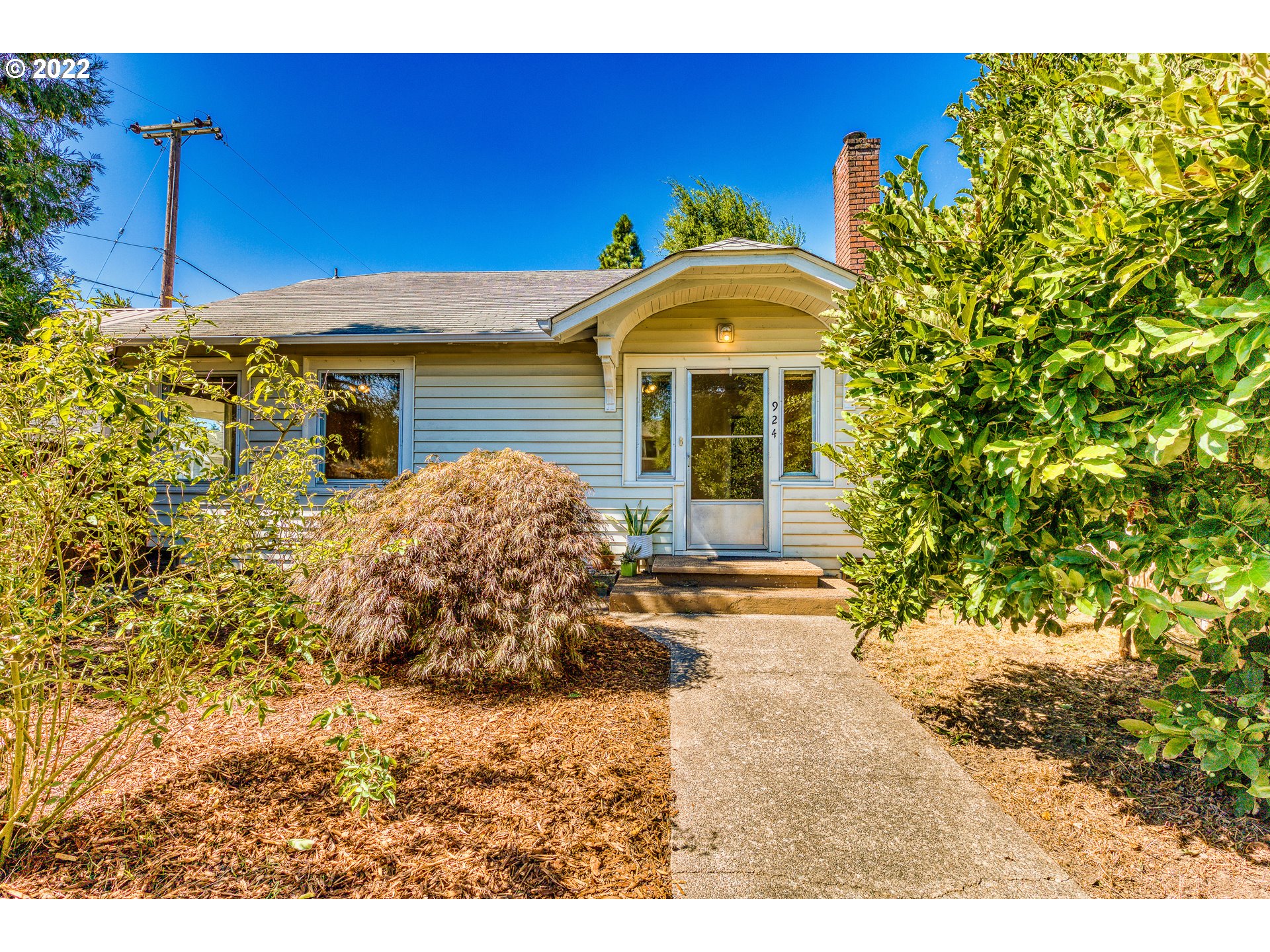 924 Chambers Street Eugene, OR 97402 - Photo 2 of 27 a front view of a house with a yard