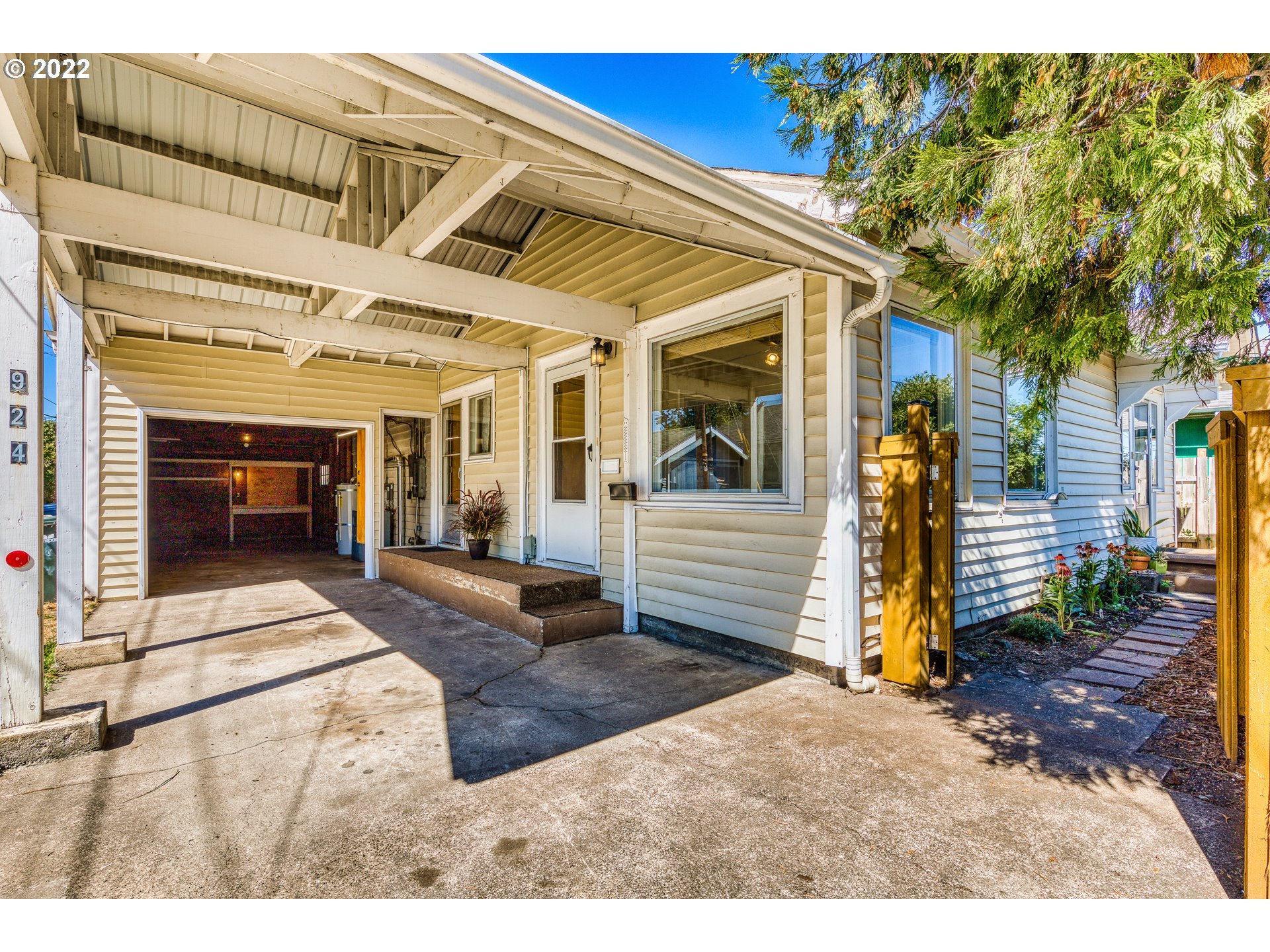 924 Chambers Street Eugene, OR 97402 - Photo 25 of 27 a view of a entryway front of house