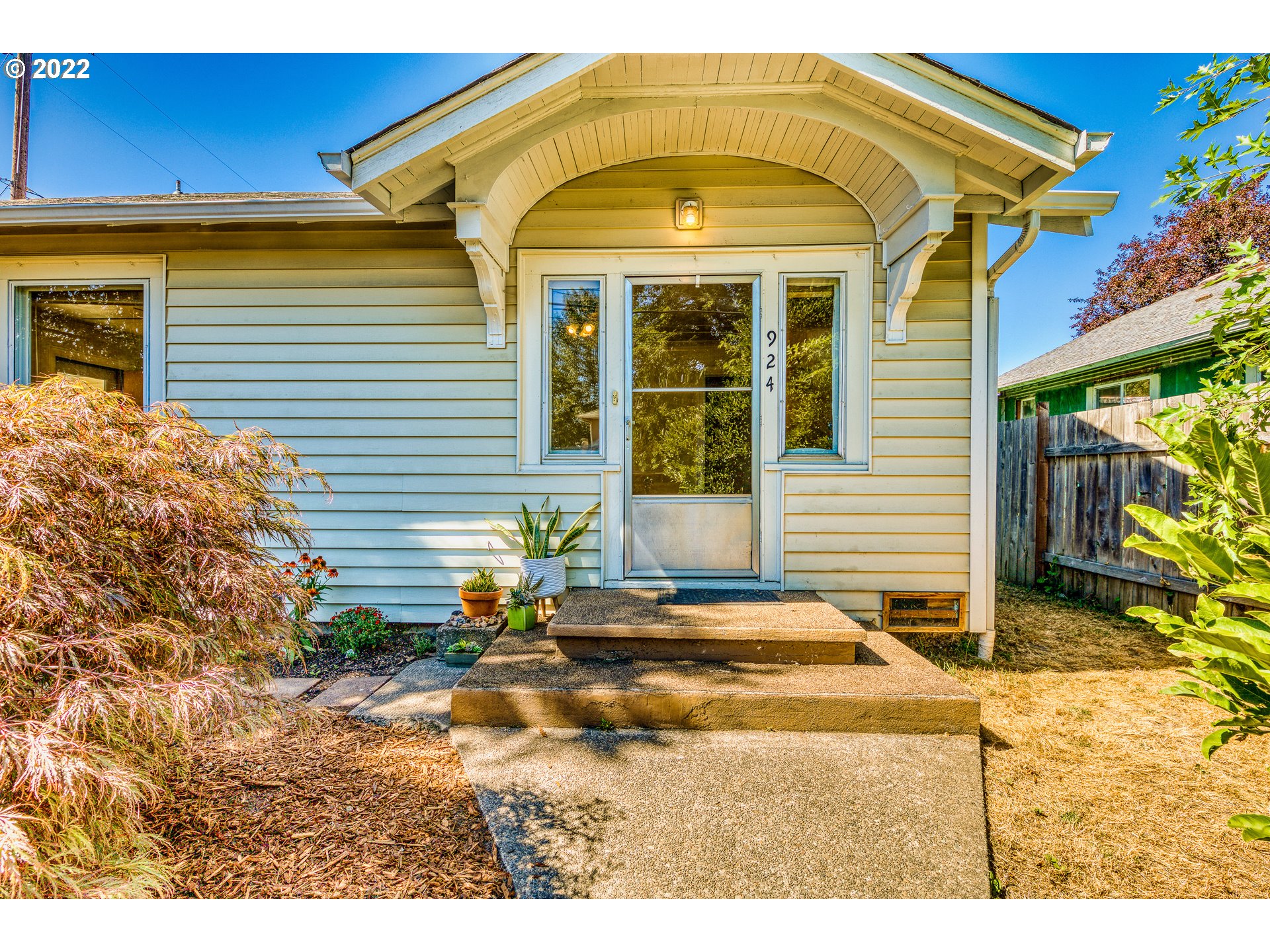 924 Chambers Street Eugene, OR 97402 - Photo 3 of 27 a view of a house with many windows