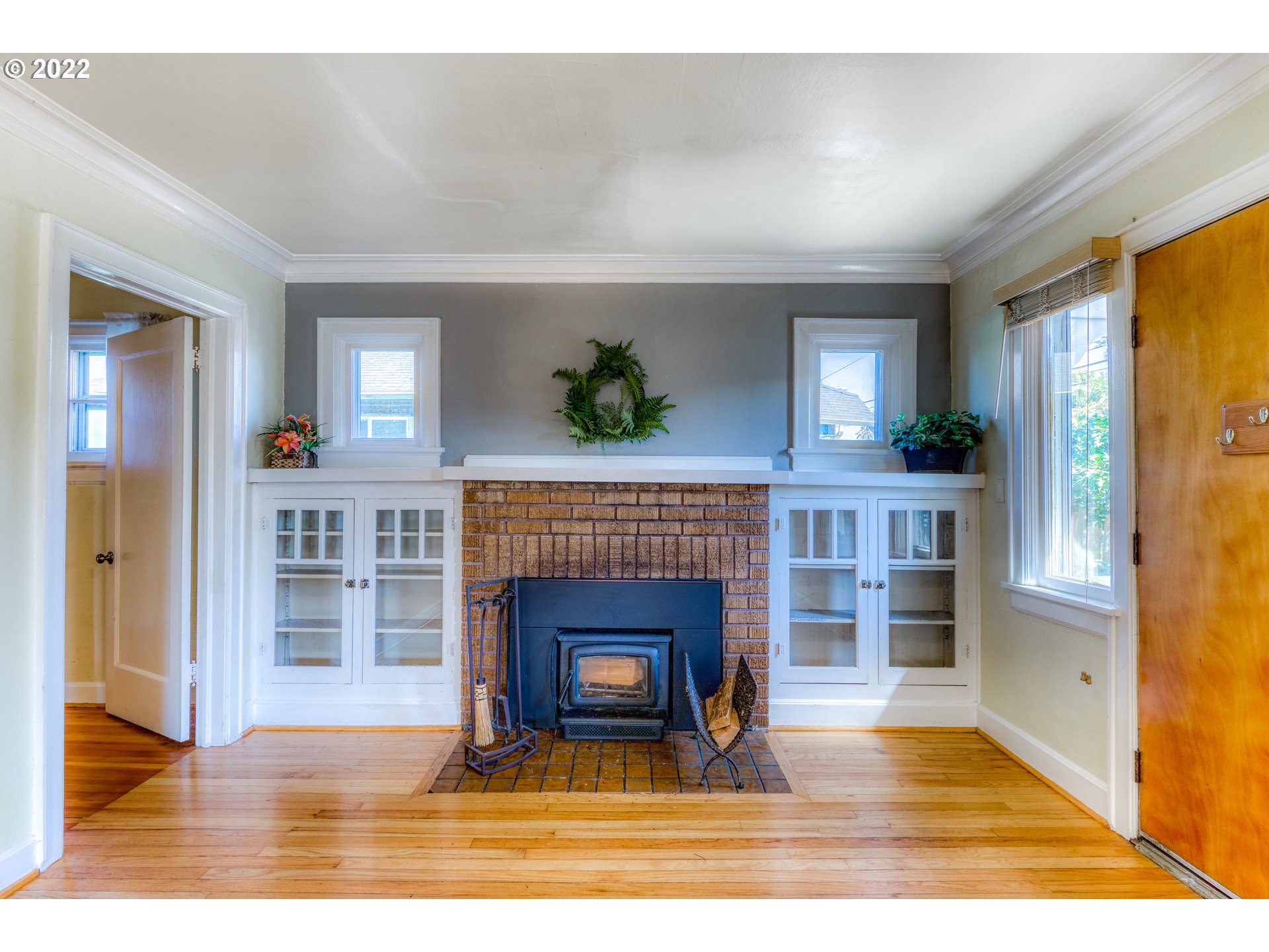 924 Chambers Street Eugene, OR 97402 - Photo 6 of 27 a living room with furniture and a fireplace
