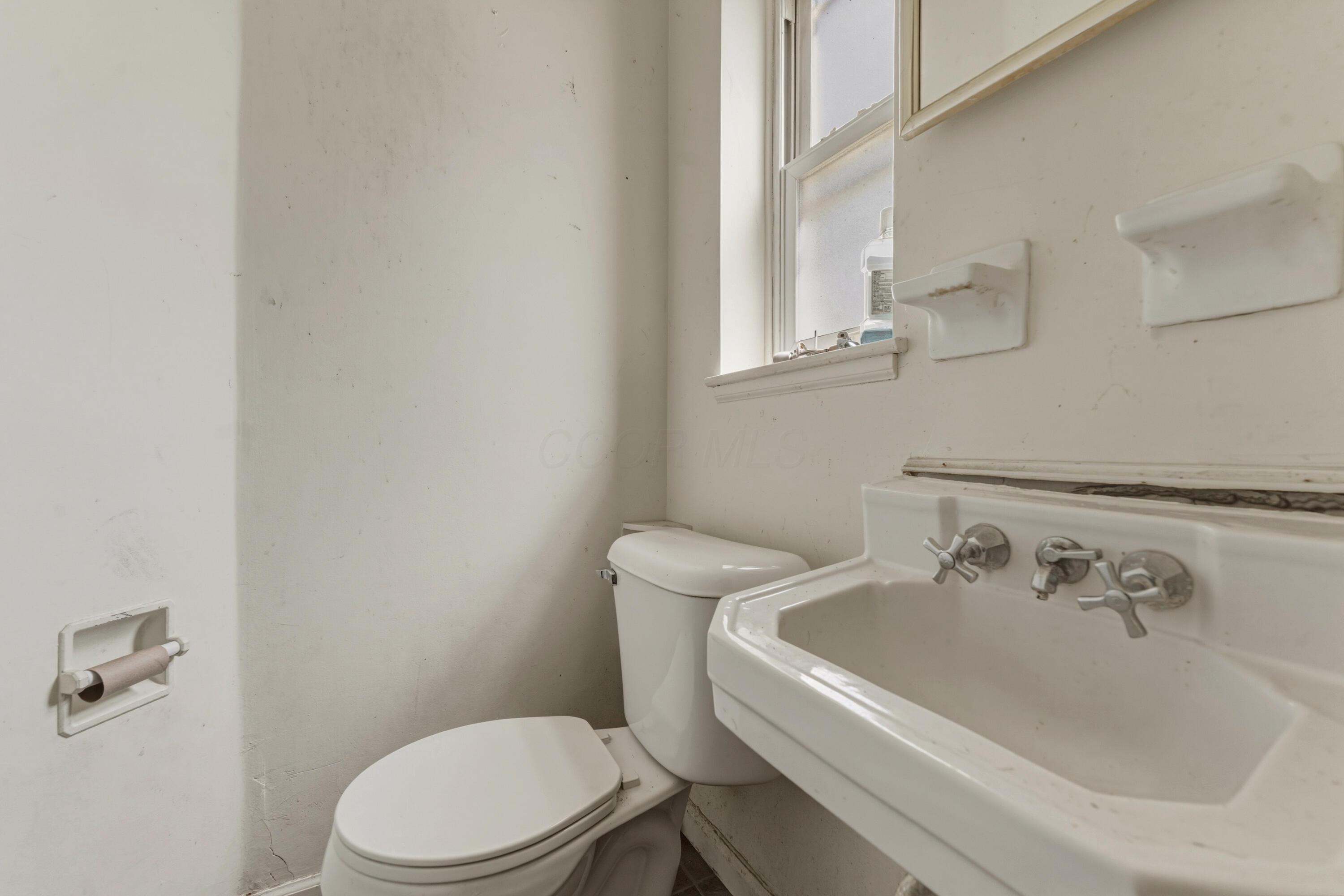 542 South James Road Columbus, OH 43213 - Photo 16 of 24 Bathroom1