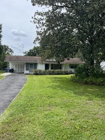 a view of a house with a yard