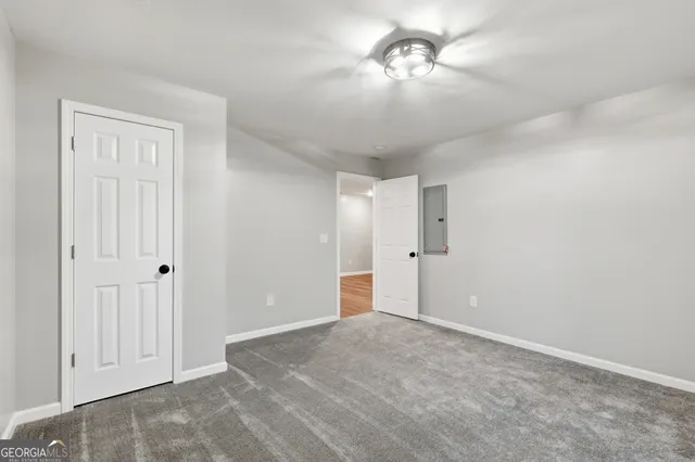 a view of empty room with a ceiling fan