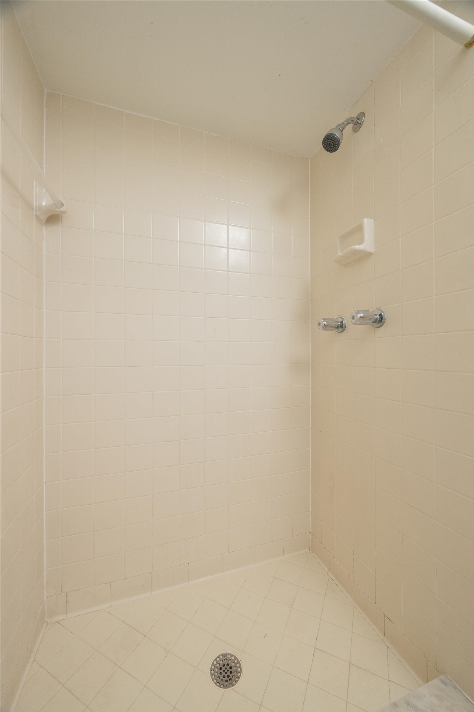 114 Lobelia Road St. Augustine, FL 32086 - Photo 17 of 38 a bathroom with a bath tub