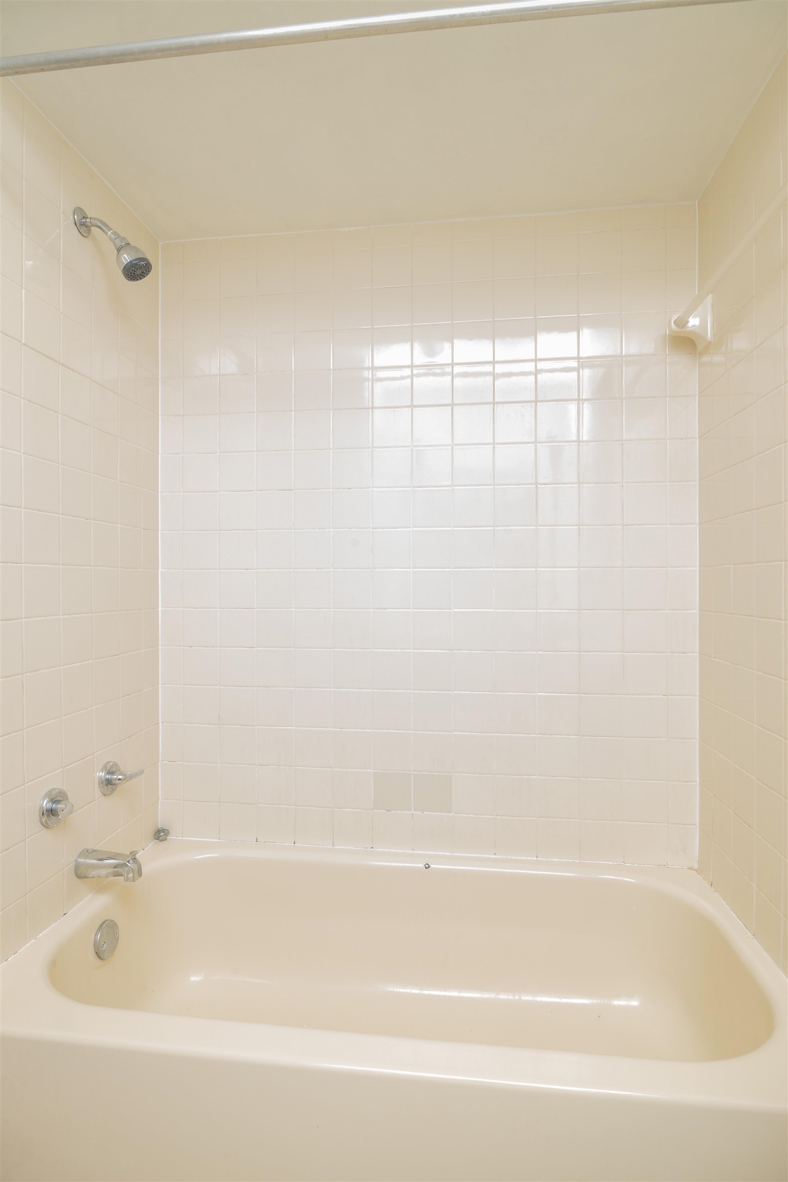 114 Lobelia Road St. Augustine, FL 32086 - Photo 20 of 38 a bathroom with a bathtub