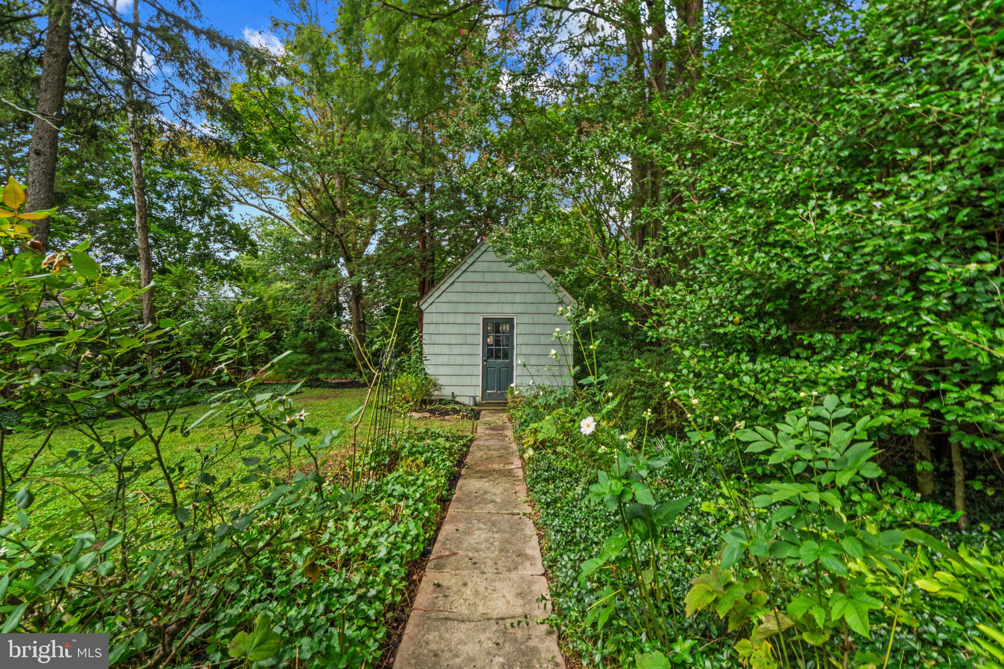 308 Broxton Road Baltimore, MD 21212 - Photo 29 of 34 Landscaped walkways