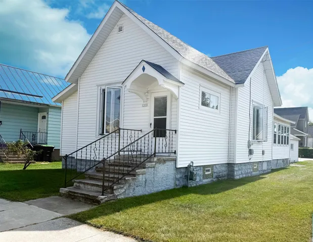 $129,900 | 1323 13th Avenue, Menominee, MI 49858