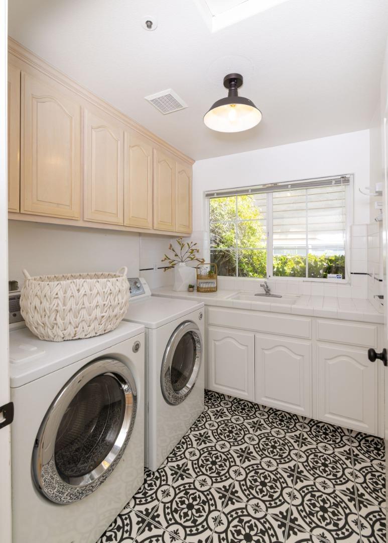123 Reed Way Santa Cruz, CA 95060 - Photo 25 of 39 a utility room with sink dryer and washer