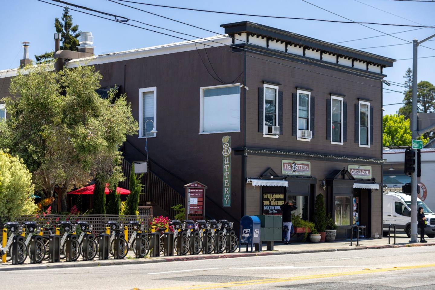 123 Reed Way Santa Cruz, CA 95060 - Photo 33 of 39 a view of a building and a street light