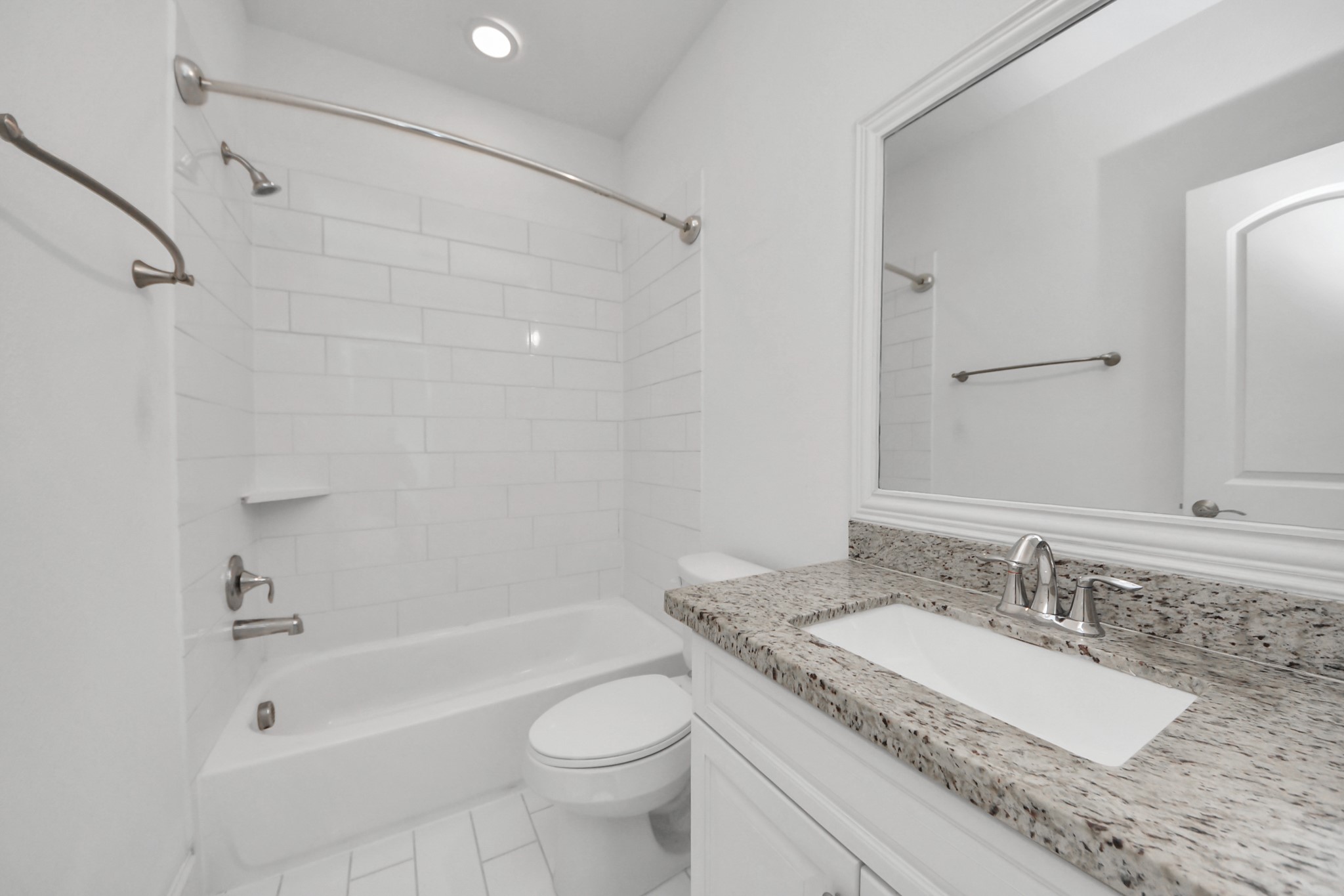 1628 West 24th Street Houston, TX 77008 - Photo 22 of 40 Spacious third-floor secondary bathroom ensuite.